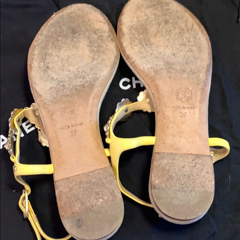 Beautiful CHANEL Camellia embellished sandals - Picture 4 of 5
